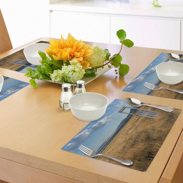 Abakuhaus Tovagliette Antiche, Vecchia Porta Che Si Erge Solitaria Nel Paesaggio Con Il Cielo Estivo Di Montagna Surreale, Tessuto Lavabile E Resistente Allo Scolorimento Per Sala Da Pranzo E Cucina, Marrone Giallo Cocco Blu-image