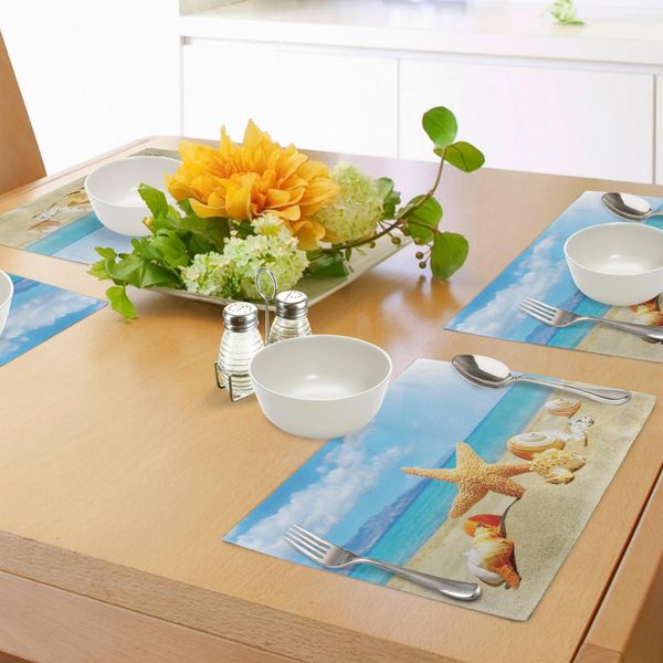 Abakuhaus Tovagliette Con Motivo A Conchiglie, Tema Spiaggia Estiva E Sabbia Con Raggi Di Sole Nel Cielo Nuvoloso, Stile Marino Costiero, Tiscjdeco In Tessuto Resistente Al Lavaggio Per Sala Da Pranzo E Cucina, Senape Avorio Acquamarina-image