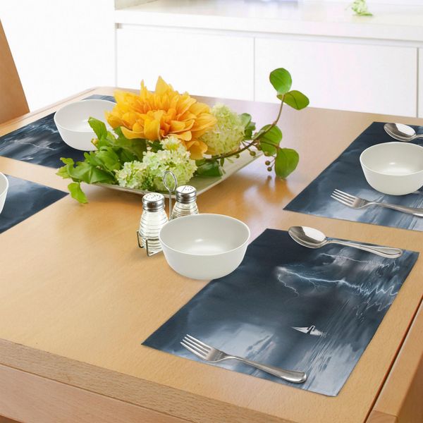 Tovagliette Abakuhaus Con Motivo Barca A Vela, Yacht Sull'oceano Che Si Avvicina. Tovaglietta Con Motivo Tempesta Con Pioggia E Fulmini, Decorazione Da Tavolo In Tessuto Resistente Al Lavaggio Per Sala Da Pranzo E Cucina, Blu Grigio.-image