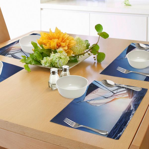 Tovagliette Abakuhaus Con Motivo Barca A Vela, Barca A Vela In Azione, Avventura Estiva, Acqua, Trasporto, Tramonto, Viaggio, Stampa, Tiscjdeco In Tessuto Resistente Al Lavaggio Per Sala Da Pranzo E Cucina, Blu Scuro E Bianco.-image