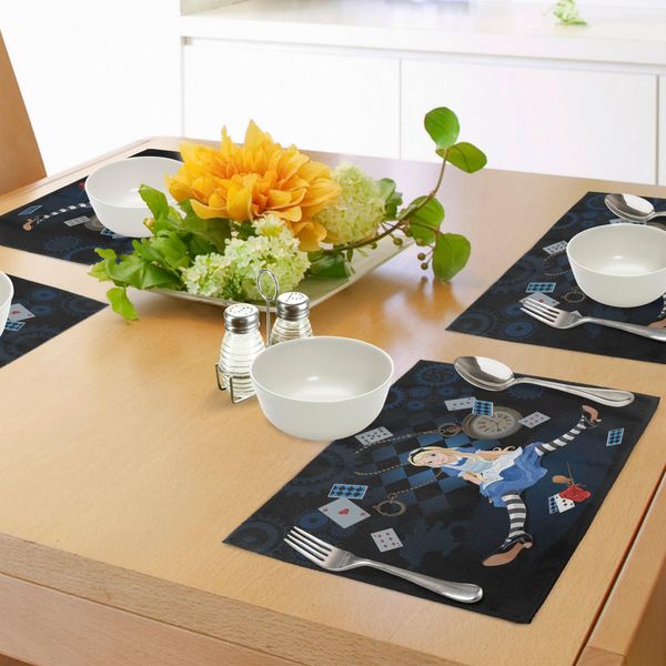 Abakuhaus Tovagliette Alice Nel Paese Delle Meraviglie, Alice Grande, Con Carte Da Gioco E Rosa A Scacchi, Tessuto Lavabile, Decorazione Per Tavolo Da Pranzo E Cucina, Stampa Digitale, Blu Petrolio-image