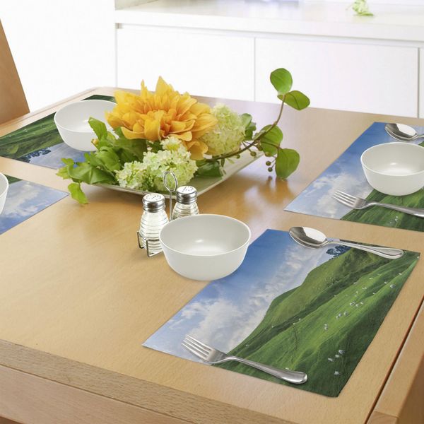 Abakuhaus Tovagliette Rustiche, Pecore Sotto Il Cielo Blu - Alberi - Prati - Altipiani - Natura - Paesaggio - Immagine, Tiscjdeco In Tessuto Resistente Al Colore Per La Sala Da Pranzo E La Cucina, Bianco Verde-image