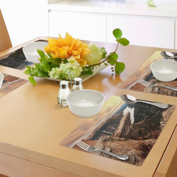 Tovagliette Abakuhaus Berg, Paesaggio Montuoso Del Nord Con Tranquillo Fiume In Norvegia - Scenari Naturali, Tiscjdeco In Tessuto Resistente Al Lavaggio Per Sala Da Pranzo E Cucina, Marrone Verde-image