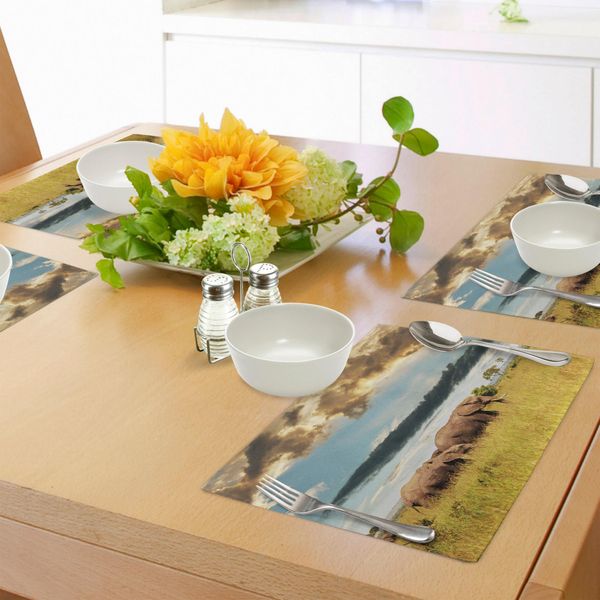 Tovagliette Abakuhaus Safari, Grande Famiglia Di Elefanti Della Savana Africana Con Prato Sotto Un Cielo Drammatico E Nuvoloso, Tiscjdeco In Tessuto Resistente Al Lavaggio Per La Sala Da Pranzo E La Cucina, Giallo Grigio Blu-image
