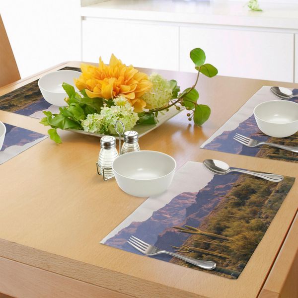 Tovagliette Abakuhaus Saguaro, Paesaggio Desertico Dell'arizona Con Immagine Serale Della Natura Selvaggia Della Montagna Cactus In Primavera, Tiscjdeco In Tessuto Resistente Al Lavaggio Per La Sala Da Pranzo E La Cucina, Marrone Verde-image
