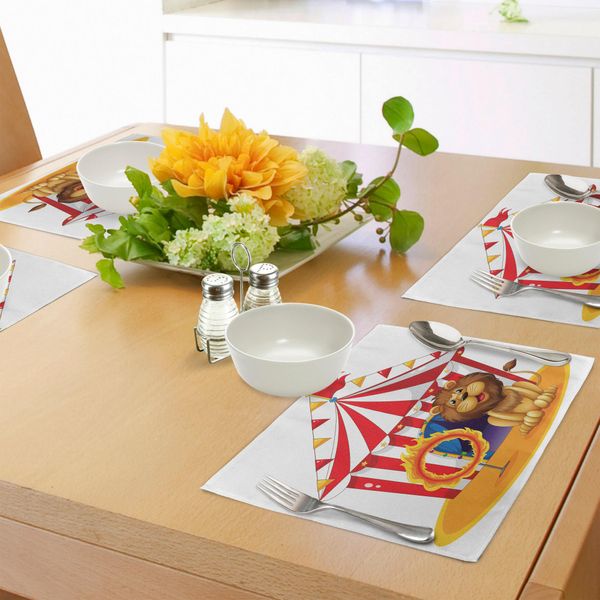 Tovagliette Abakuhaus Circus, Leone Accanto Al Cerchio Di Fuoco Al Circo Old Fashion Kids Re Della Foresta Illustrazione, Tiscjdeco In Tessuto Resistente Ai Colori Per La Sala Da Pranzo E La Cucina, Multicolore-image