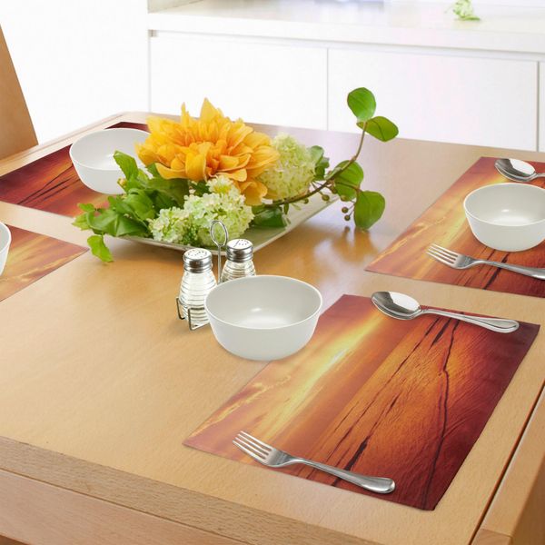 Tovagliette Abakuhaus Ocean, Twilight Marina In Una Località Turistica Esotica - Immagine Della Spiaggia Di Karon In Thailandia, Tiscjdeco In Tessuto Resistente Al Lavaggio Per La Sala Da Pranzo E La Cucina, Giallo Rosso-image
