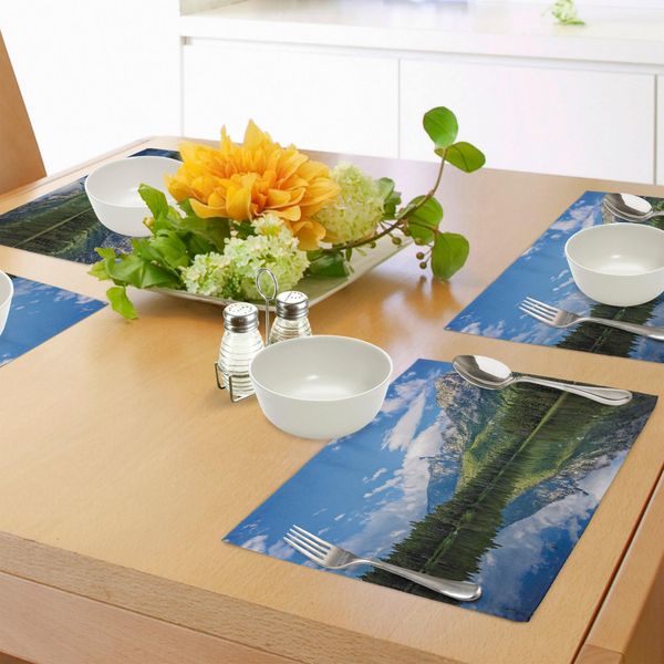 Tovagliette Abakuhaus, Pure Mountain Lake Scenery Con Alberi E Cielo Nuvoloso, Stampa Ispirata Alla Natura, Tiscjdeco In Tessuto Resistente Al Lavaggio Per La Sala Da Pranzo E La Cucina, Bianco Verde Blu-image