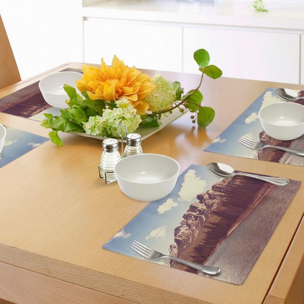 Tovagliette Abakuhaus Berg, Alte Montagne Rocciose Canadesi E Fiume Con Alberi, Cielo Nuvoloso, Neve Che Ricopre Il Paesaggio, Tiscjdeco In Tessuto Resistente Ai Colori Per La Sala Da Pranzo E La Cucina, Multicolore-image