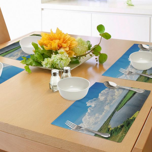 Tovagliette Abakuhaus Natur, Nuvole Su Un Paesaggio Fluviale In Movimento Con Prati Rigogliosi, Cielo Sereno, Ora Diurna, Tiscjdeco In Tessuto Resistente Al Lavaggio Per La Sala Da Pranzo E La Cucina, Bianco Verde Blu-image