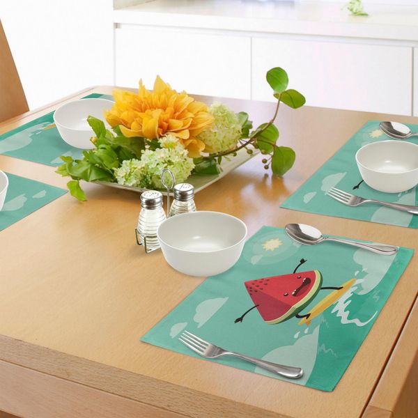 Tovagliette Abakuhaus Surf, Simpatico Cocomero Che Cavalca Le Onde Nella Popolare Attività Estiva, Tiscjdeco In Tessuto Resistente Al Lavaggio Per La Sala Da Pranzo E La Cucina, Giallo Verde Rosso-image