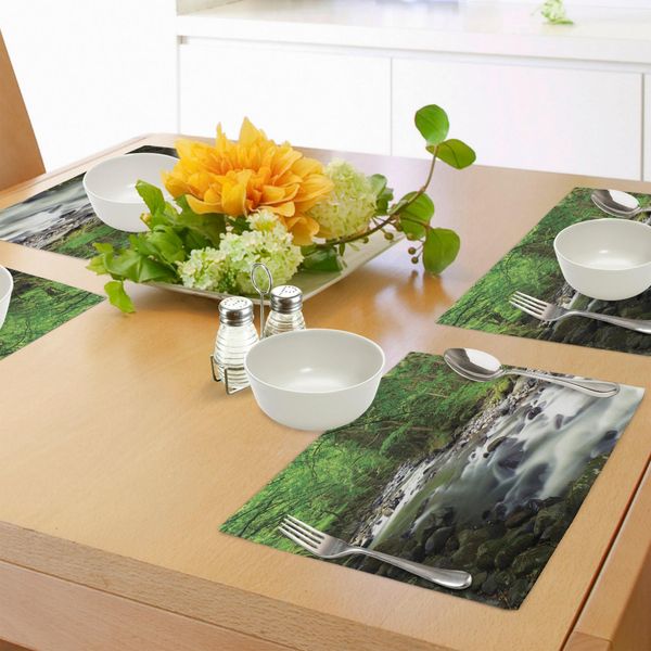 Tovagliette Abakuhaus Wald, Rushing Riverbed Con Rocce, Alberi, Rami Di Montagna, Arbusti, Paesaggio Naturale, Tiscjdeco In Tessuto Resistente Al Colore Per La Sala Da Pranzo E La Cucina, Bianco, Verde, Verde-image