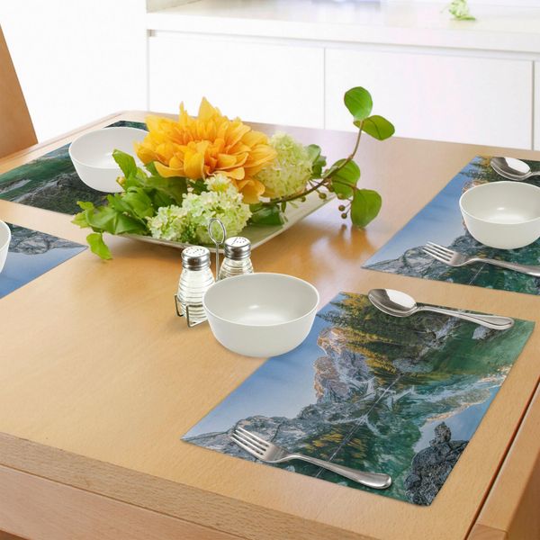 Tovagliette Naturali Abakuhaus, Autumn Landscape Con Alberi E Montagne Sbiaditi Puro Riflesso Nella Foto Da Sogno Sull'acqua, Tiscjdeco In Tessuto Resistente Al Colore Per La Sala Da Pranzo E La Cucina, Verde Grigio-image