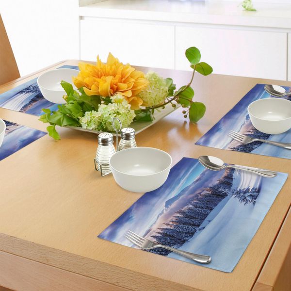 Tovagliette Invernali Abakuhaus, Paesaggio Invernale Surreale Con Alte Cime Montuose E Conifere Innevate, Tiscjdeco In Tessuto Resistente Al Lavaggio Per La Sala Da Pranzo E La Cucina, Bianco E Blu-image