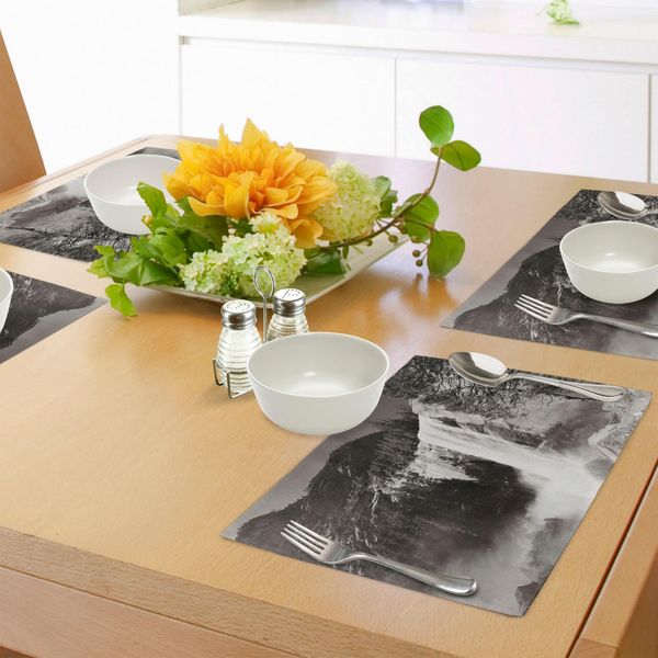 Tovagliette Abakuhaus Yosemite, Cascate Nel Parco Nazionale Yosemite In California Stampa Monocromatica Su Carta Antica, Tiscjdeco In Tessuto Resistente Ai Colori Per La Sala Da Pranzo E La Cucina, Bianco Nero-image