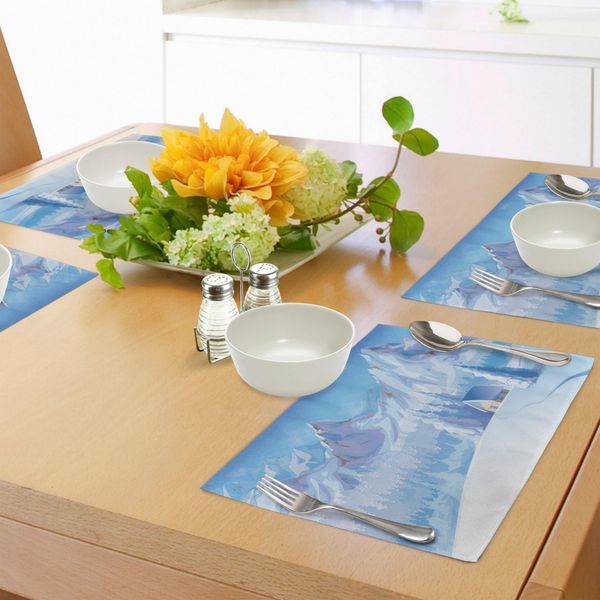 Tovagliette Abakuhaus Winter, Casetta Sotto Maestose Montagne In Un Freddo Gelido Durante Una Bufera Di Neve Invernale, Tiscjdeco In Tessuto Resistente Al Lavaggio Per La Sala Da Pranzo E La Cucina, Blu-image