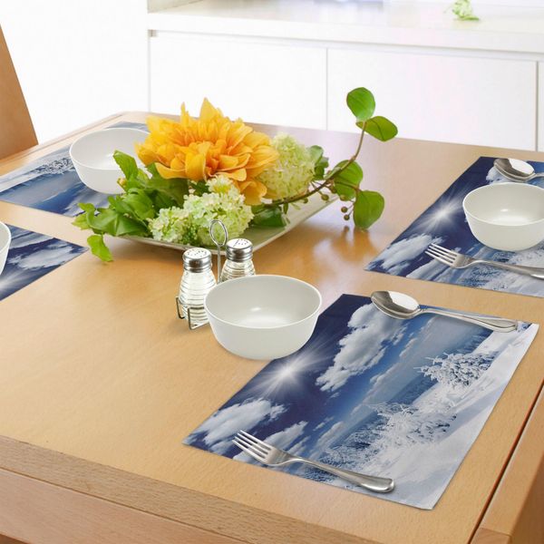 Tovagliette Abakuhaus Winter, Paesaggio Invernale Su Colline Con Alberi Innevati E Soffici Nuvole, Immagine Idilliaca Della Stagione, Tiscjdeco In Tessuto Resistente Al Lavaggio Per La Sala Da Pranzo E La Cucina, Bianco E Blu.-image