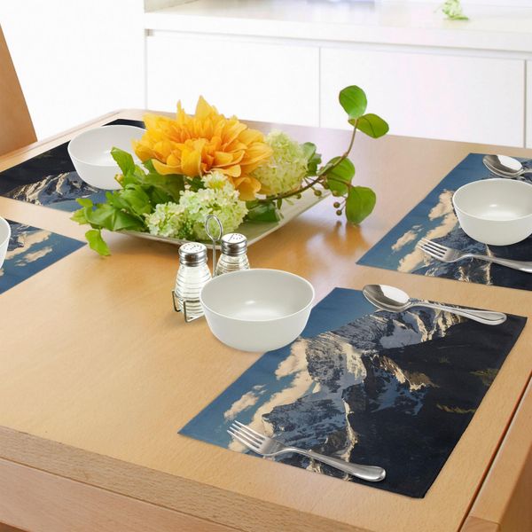Tovagliette Abakuhaus Berg, Snowy Mountain Summit Nuvole Nel Cielo Tranquillità Nella Natura Selvaggia Tema, Tiscjdeco In Tessuto Resistente Al Lavaggio Per La Sala Da Pranzo E La Cucina, Bianco Nero Blu-image