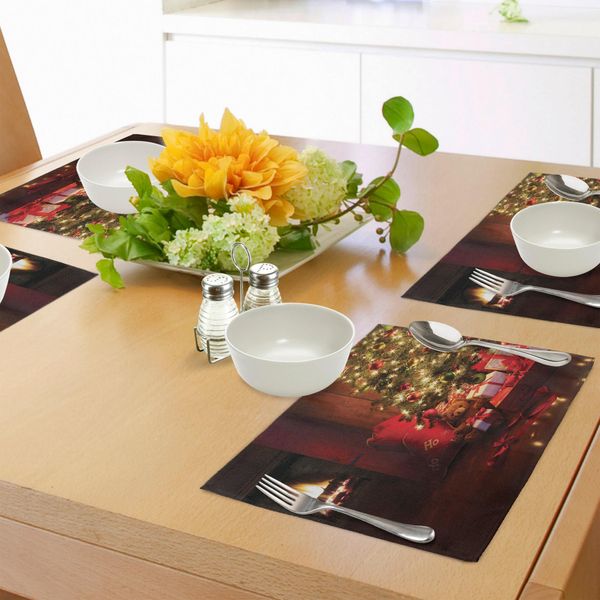 Abakuhaus Tovagliette Natalizie, Scene Natalizie Con Albero E Regali Attraverso Il Camino Artful Design Image, Tiscjdeco In Tessuto Resistente Al Lavaggio Per La Sala Da Pranzo E La Cucina, Giallo Rosso-image