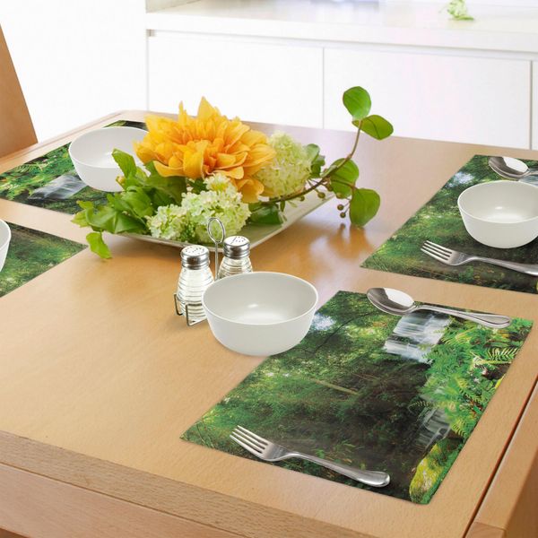 Tovagliette Abakuhaus Waterfall, Cascata Primaverile Nascosta Nella Foresta Con Fiori Botanici E Raggi Di Sole, Tiscjdeco In Tessuto Resistente Al Lavaggio Per La Sala Da Pranzo E La Cucina, Bianco E Verde-image