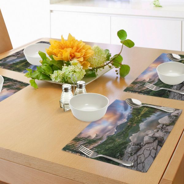 Tovagliette Abakuhaus Berg, Vista Idilliaca Con Albero Su Un Lago Tranquillo Circondato Da Montagne E Cielo Malinconico, Tiscjdeco In Tessuto Resistente Al Colore Per La Sala Da Pranzo E La Cucina, Multicolore-image