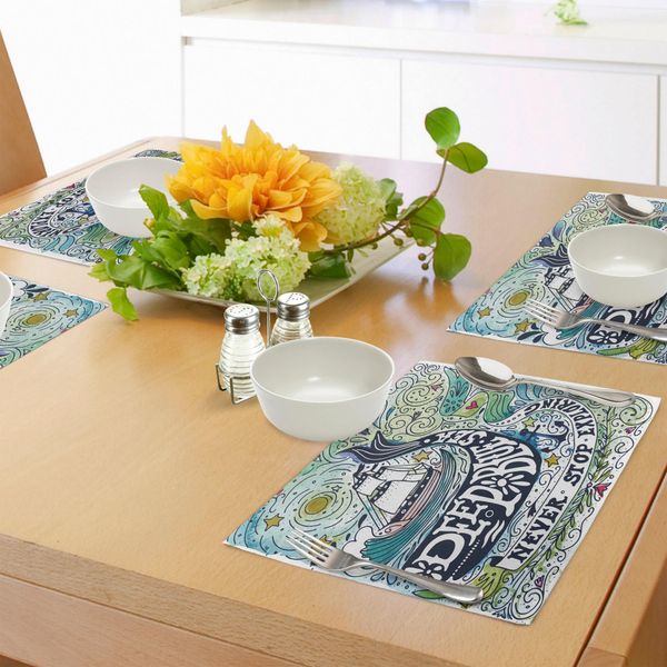 Tovagliette Abakuhaus Wal, Simpatica Balena Su Un Disegno Ondulato Dell'oceano Che Nuota Verso Un'isola Con Stampa Di Palme, Tessuto Lavabile E Resistente Al Lavaggio Per Sala Da Pranzo E Cucina, Verde, Rosa E Blu.-image