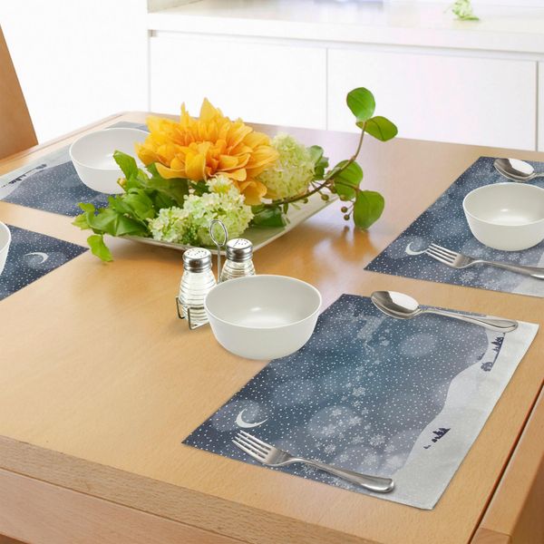 Tovagliette Natalizie Abakuhaus, Renna Nel Cielo Innevato Con Figura Di Luna Crescente Nell'illustrazione Della Città, Tiscjdeco In Tessuto Resistente Al Colore Per La Sala Da Pranzo E La Cucina, Bianco E Blu-image