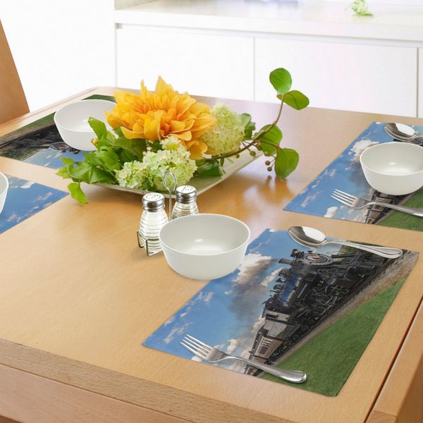 Abakuhaus Tovagliette Con Motivo Di Locomotiva A Vapore, Locomotiva D'epoca In Un Paesaggio Rurale Con Erba Verde E Treno, Tiscjdeco In Tessuto Resistente Al Lavaggio Per Sala Da Pranzo E Cucina, Nero Verde Blu-image
