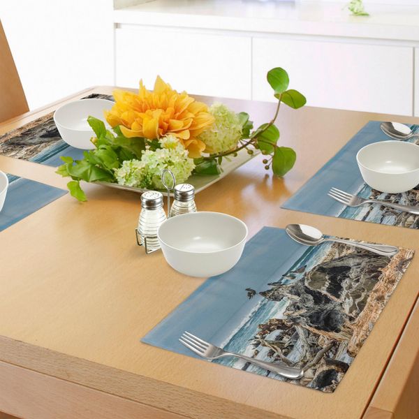 Abakuhaus Tovagliette In Legno Galleggiante, Una Zattera Di Legno Galleggiante Sulla Costa Con Gabbiani, Mare Increspato E Cielo - Immagine Digitale, Stampa Digitale Su Tessuto Lavabile Decorazione Da Tavola Cucina, Blu-image