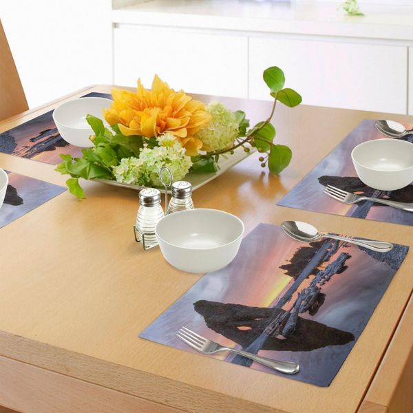 Abakuhaus Tovagliette In Legno Galleggiante, Tema Sole Con Cataste Di Legna E Legno Galleggiante Su Spiaggia Color Carminio - Immagine Digitale, Decorazione Da Tavola In Tessuto Resistente Al Lavaggio Per Sala Da Pranzo E Cucina, Arancione E Grigio-image