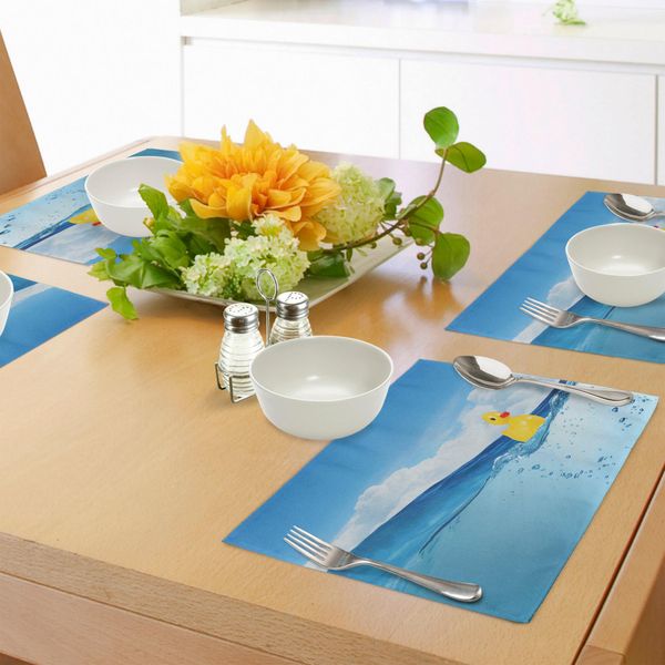 Tovagliette Abakuhaus Con Paperelle Da Bagno, Piccoli Anatroccoli Giocattolo Che Nuotano Nello Stagno, Nella Piscina, Nel Lago In Una Giornata Di Sole, Che Galleggiano Sull'acqua, Tiscjdeco In Tessuto Resistente Al Lavaggio Per La Sala Da Pranzo E La Cucina, Giallo E Blu.-image