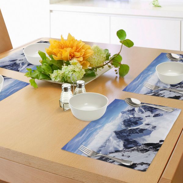 Tovagliette Invernali Abakuhaus, Cime Innevate Che Sovrastano Un Paesaggio Nordico, Panorama Alpino Panoramico Della Valle, Tiscjdeco In Tessuto Resistente Al Lavaggio Per La Sala Da Pranzo E La Cucina, Bianco E Blu-image
