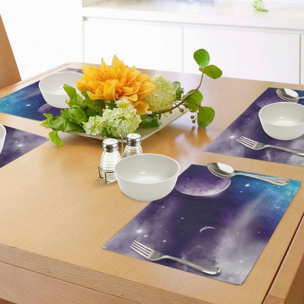 Tovagliette Abakuhaus, Universo Con Pianeti E Luna Crescente Su Sfondo Stellato, Design Fantascientifico, Tiscjdeco In Tessuto Resistente Al Lavaggio Per Sala Da Pranzo E Cucina, Viola Blu-image