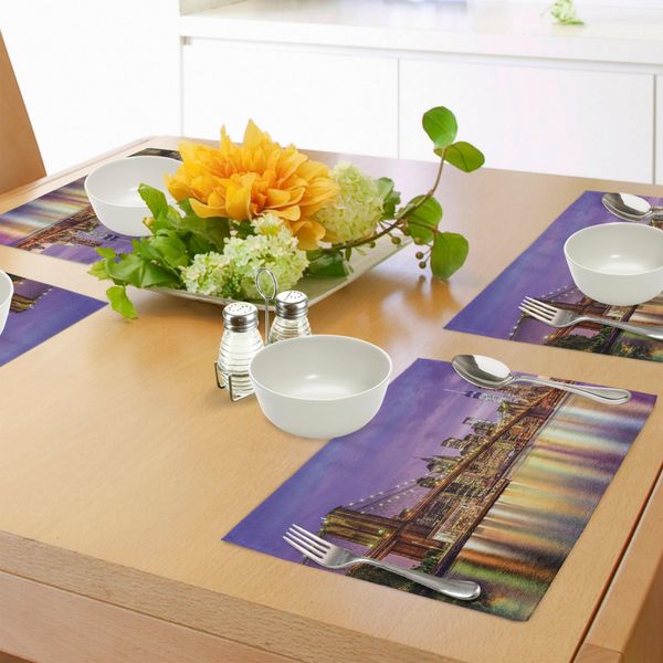 Tovagliette Abakuhaus New York, Splendido Skyline Di Manhattan Broadway, Vecchio Quartiere Turistico Country Print, Tiscjdeco In Tessuto Resistente Ai Colori Per La Sala Da Pranzo E La Cucina, Viola Giallo-image