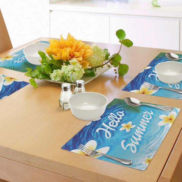 Tovagliette Abakuhaus Lifestyle, Citazione "Ciao Estate"" Con Palma, Fiori Di Plumeria Sopra L'illustrazione Dell'oceano, Tiscjdeco In Tessuto Resistente Al Colore Per La Sala Da Pranzo E La Cucina, Blu"-image