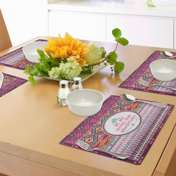 Abakuhaus Tovagliette Etniche, Disegno Geometrico A Strisce Tribali Con Una Citazione "Viviamo La Nostra Avventura"", Tiscjdeco In Tessuto Resistente Al Lavaggio Per La Sala Da Pranzo E La Cucina, Multicolore"-image