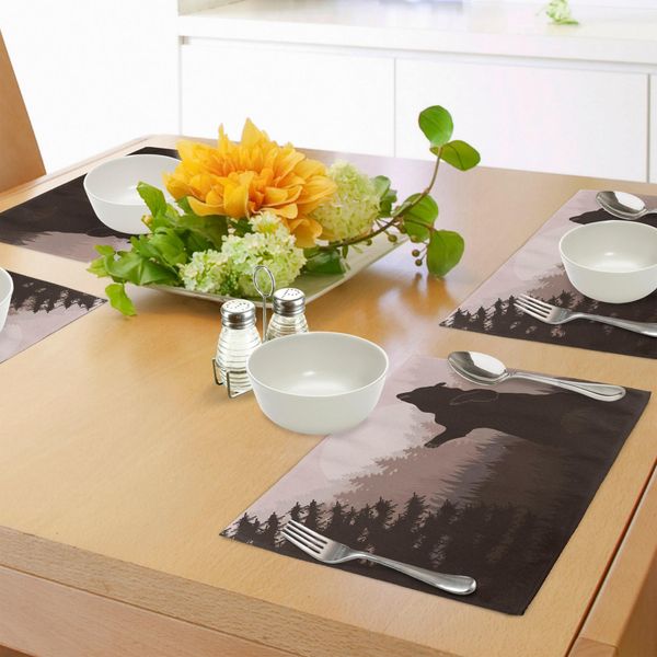 Tovagliette Abakuhaus Natur, Silhouette Dell'orso Selvatico Nella Foresta Giungla Su Illustrazione Notturna Scura, Tiscjdeco In Tessuto Resistente Al Lavaggio Per Sala Da Pranzo E Cucina, Verde Militare Pesca Chiaro-image