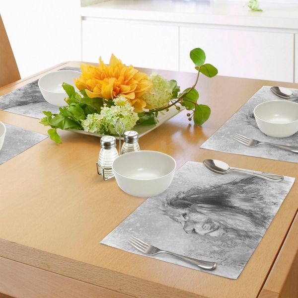 Tovagliette Abakuhaus Con Animali, Immagine Disegnata A Mano Di Un Leone Selvatico In Safari, Sottobicchieri In Tessuto Lavabile Con Stampa, Decorazione Da Tavola In Grigio Antracite, Bianco E Nero.-image