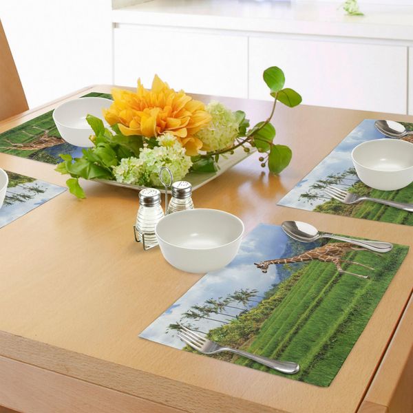 Tovagliette Abakuhaus Natur, La Giraffa Pascola Sull'erba Sullo Sfondo Di Un Paesaggio Montuoso Tropicale, Tiscjdeco In Tessuto Resistente Al Lavaggio Per La Sala Da Pranzo E La Cucina, Verde Felce, Azzurro, Cannella-image