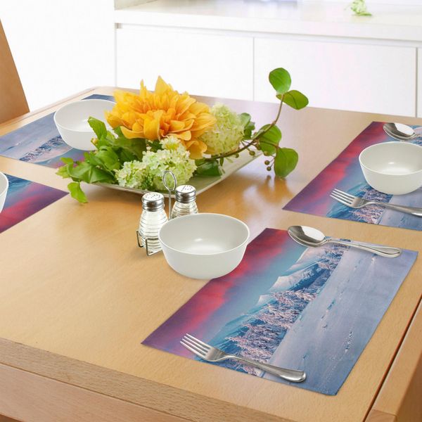 Abakuhaus Tovagliette Paesaggio, Sunset Dawn In Inverno Innevato Con Pini Forest Mountain Wiev, Tiscjdeco In Tessuto Resistente Al Colore Per La Sala Da Pranzo E La Cucina, Corallo Scuro Azzurro Cielo Bianco-image