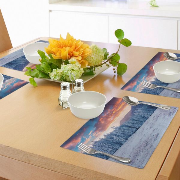 Tovagliette Abakuhaus Natur, Winter Snowy Mountain Valley Con Pini, Tramonto, Cielo E Paesaggio Idilliaco, Tiscjdeco In Tessuto Resistente Allo Scolorimento Per La Sala Da Pranzo E La Cucina, Azzurro Cielo E Salmone-image