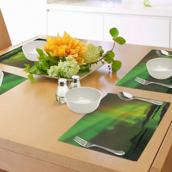 Tovagliette Abakuhaus Nordlicht, Cielo Magico E Incantato Con Riflessi Paesaggio Tranquillo, Tiscjdeco In Tessuto Resistente Al Lavaggio Per La Sala Da Pranzo E La Cucina, Verde Reseda E-image