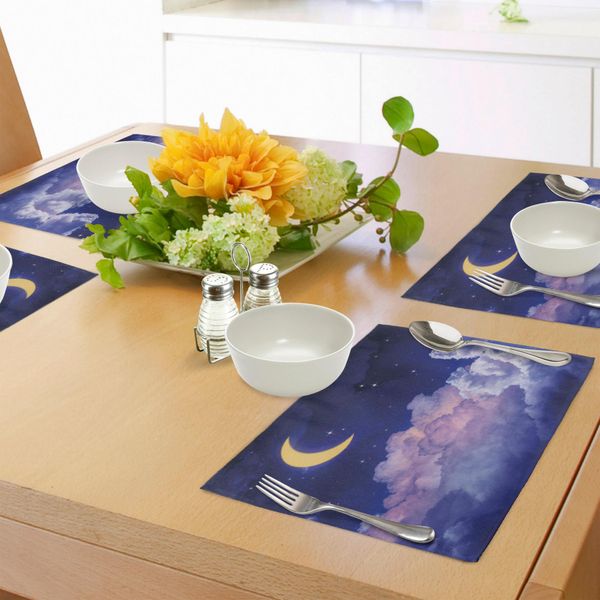 Tovagliette Abakuhaus Luna, Cielo Nuvoloso Illustrazione Della Luna E Delle Stelle Nella Notte Cosmica Universo Stampa, Tiscjdeco In Tessuto Resistente Al Lavaggio Per La Sala Da Pranzo E La Cucina, Viola Giallo-image