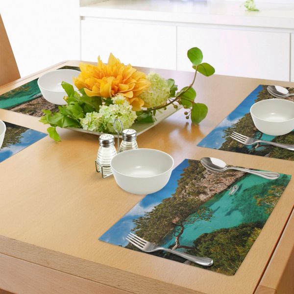 Tovagliette Abakuhaus Natur, Piccolo Yacht Che Naviga Nel Mare Di Maiorca, Spagna, Colline Rocciose, Foresta, Alberi, Vista Panoramica, Tiscjdeco In Tessuto Resistente Al Lavaggio Per La Sala Da Pranzo E La Cucina, Verde, Blu, Acquamarina.-image