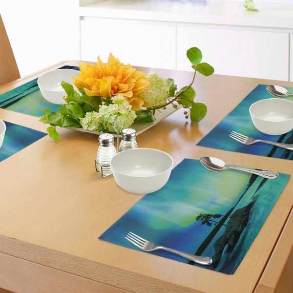 Abakuhaus Tovagliette Nordlicht, Albero Solitario Su Roccia Attraverso Il Fiume Borealis Immagine Della Bellezza Della Terra, Tiscjdeco In Tessuto Resistente Al Colore Per La Sala Da Pranzo E La Cucina, Verde Lime Blu Verde Acqua-image