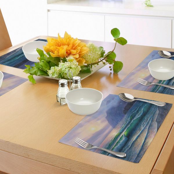 Tovagliette Abakuhaus Natur, Onde Dell'oceano Al Mattino, Cielo Soleggiato Sopra L'orizzonte Nebbioso Delle Montagne, Paesaggio Surreale, Tiscjdeco In Tessuto Resistente Al Lavaggio Per La Sala Da Pranzo E La Cucina, Viola Verde Acqua-image