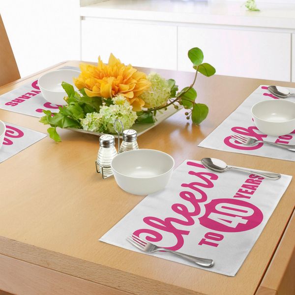 Abakuhaus 40° Compleanno Tovagliette, Allegra Icona Happy Mood Greeting Con Scritta A Mano In Colore Rosa, Tiscjdeco In Tessuto Resistente Al Lavaggio Per La Sala Da Pranzo E La Cucina, Rosa Bianco-image