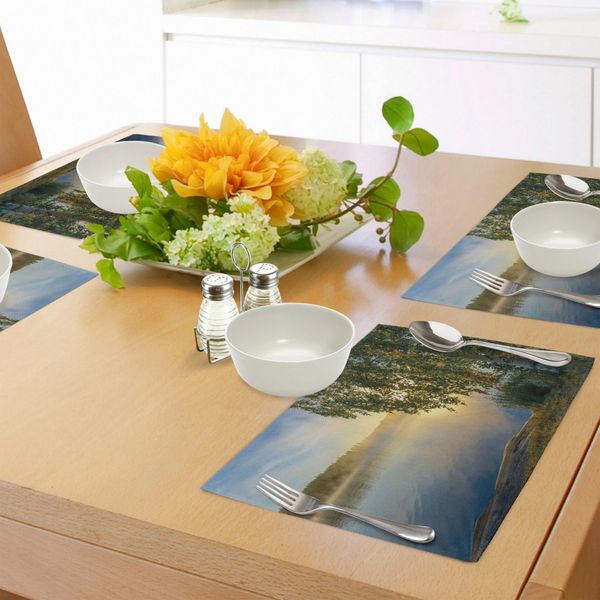 Tovagliette Naturali Abakuhaus, Sunny Day Di Misty Lake Con Albero, Stagione Estiva, Orizzonte, Agosto, Paesaggio, Tiscjdeco In Tessuto Resistente Al Lavaggio Per Sala Da Pranzo E Cucina, Verde Felce, Azzurro-image