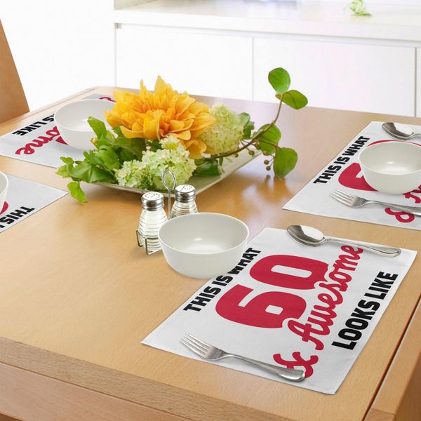 Abakuhaus 60° Compleanno Tovagliette, Citazione Motivazionale Per Festa Di Compleanno 60 Anni E Fantastica Immagine, Decorazione Da Tavola In Tessuto Resistente Al Lavaggio Per Sala Da Pranzo E Cucina, Bianco, Nero E Rosso-image