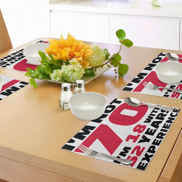 Abakuhaus 70° Compleanno Tovagliette, Ho 18 Anni Con 52 Anni Di Esperienza Citazione Divertente E Spiritosa Festa, Tiscjdeco In Tessuto Resistente Al Lavaggio Per La Sala Da Pranzo E La Cucina, Corallo Scuro Bianco E Nero-image